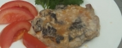Мясо отбивное под белым соусом с грибами