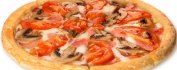 Пицца с ветчиной, помидорами, сыром, грибами
