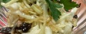 Салат из белокачанной капусты, яблок и чернослива "Просто и вкусно"
